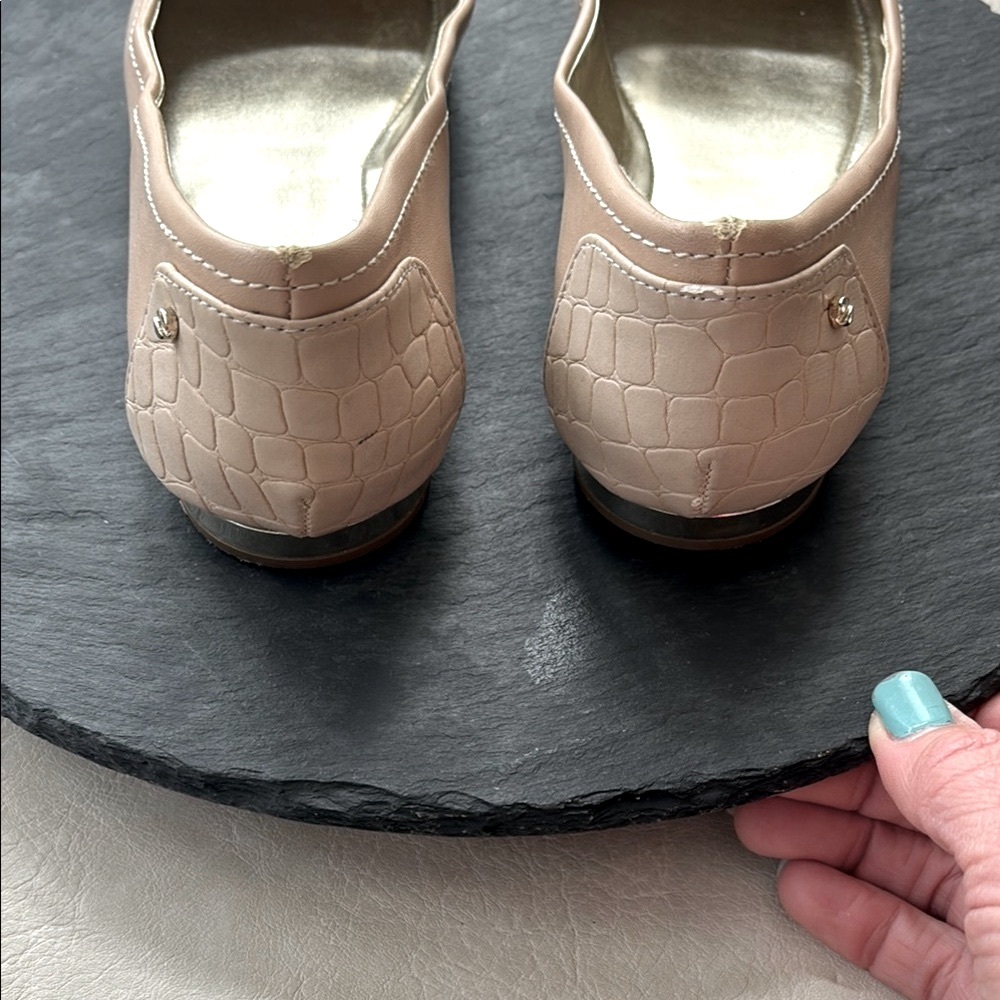 Liz Claiborne two-tone Neutral Ballet Flats with Textured Finish - Gold heels - Picture 6 of 8